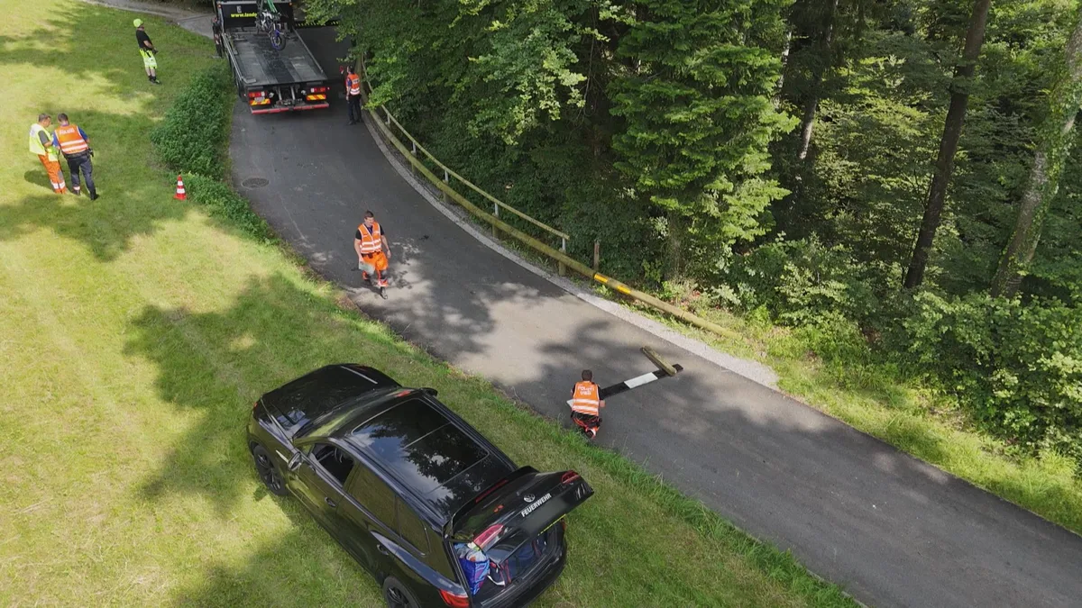 Ein Motorradfahrer stürzte rund 15 Meter in die Tiefe.